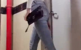 独腿小姐姐下电梯,电梯间展现无畏风采