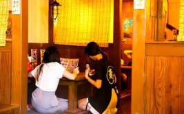 跪坐张嘴小姐姐
