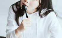 网红女孩拍照吃瓜视频