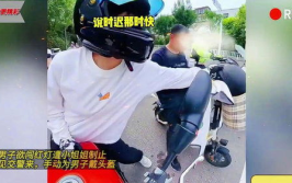手拿头盔小姐姐,时尚与安全的完美融合