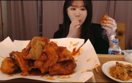 小姐姐吃酸菜鸡图片,小姐姐大快朵颐酸菜鸡美食瞬间