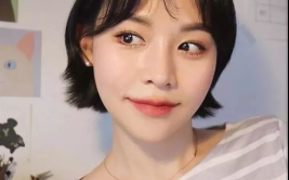 可爱短发小姐姐全面屏,全面屏下的可爱小姐姐风采